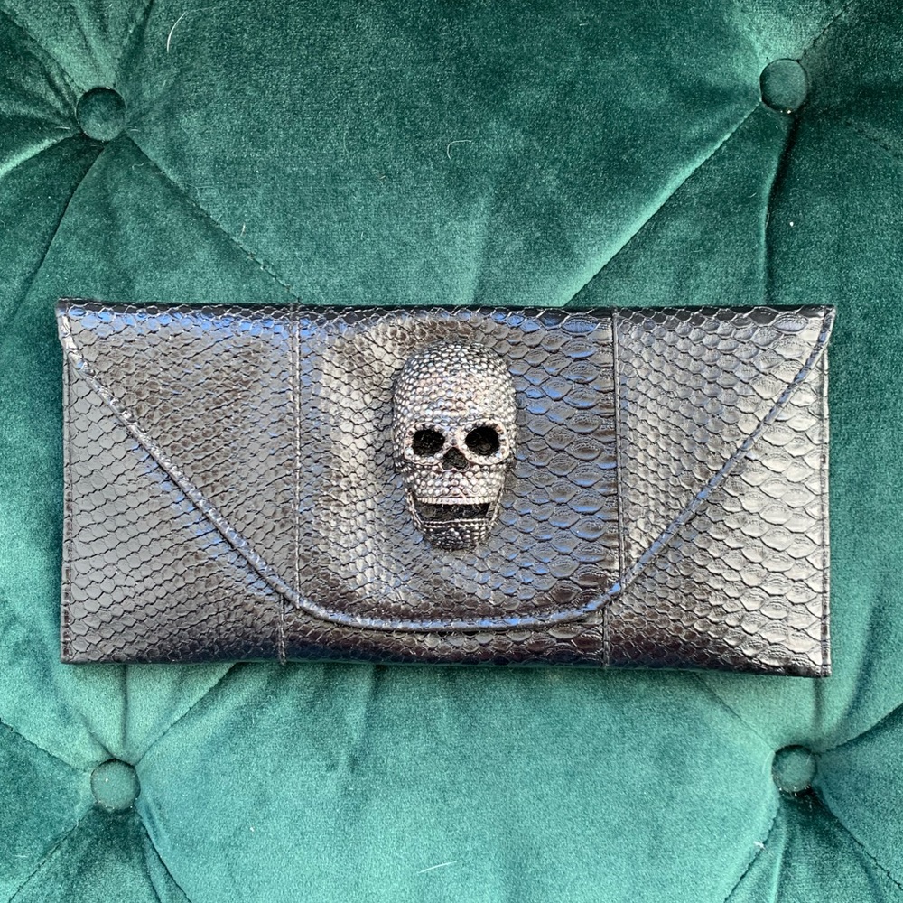 Black silver dead-scull clutch